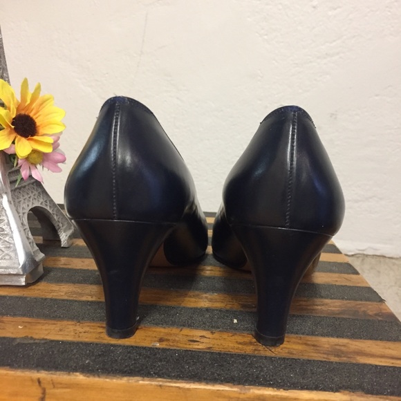 Salvatore Ferragamo Navy Pumps, 6 1/2B - Picture 3 of 5
